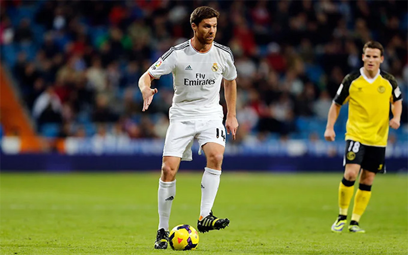 Xabi Alonso - Huyền thoại sân cỏ và nghệ thuật dẫn dắt chiến thuật 3 Xabi Alonso trở thành tiền vệ hay nhất thế giới tại Real