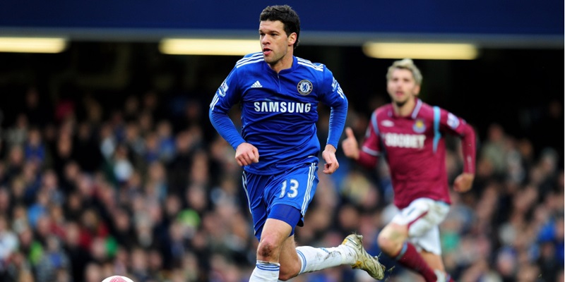 Michael Ballack – Đôi Nét Về Huyền Thoại Bóng Đá Đức 3 Ballack là mẫu tiền vệ giàu năng lượng, kĩ thuật và khả năng dứt điểm tốt