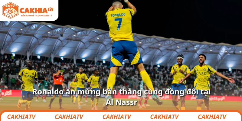 Gia đình khuyên Ronaldo giải nghệ, nhưng anh bảo: “Để sau!” 3 Ronaldo ăn mừng bàn thắng cùng đồng đội tại Al Nassr